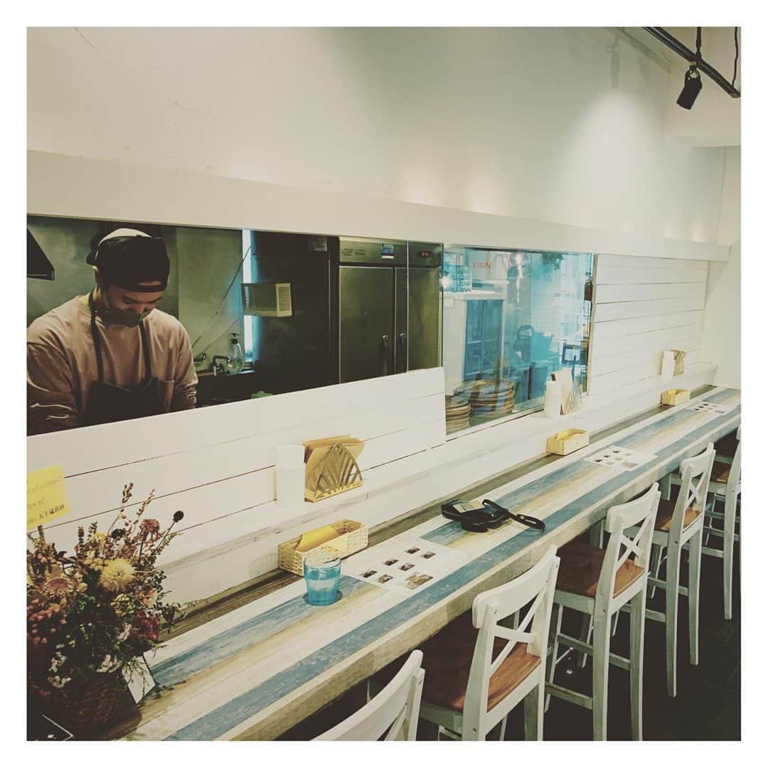 長田成哉さんのインスタグラム写真 - (長田成哉Instagram)「美味しいものが食べたくなったタイミングで、友人が夢だったハンバーガー屋さんをオープンしたことを思い出したので直行。  トイレに女の子喜びそうな鏡あったし、内装、全部自分でやったと聞いて驚いたよ。笑  インスタ映えでしかない店内で食べる国産の黒毛和牛100%のハンバーガーは、焼いてる段階で食欲発動だった。笑 コロナ禍でも頑張ってたので、是非自由が丘に来た時は食べてみて欲しい。  入り口入りづらいかも知れないけどそこは無視してエレベーターに乗ろう。笑  俺の1番の推しポイントは 「胃もたれしなかった」だね。 ※オサダもいい歳なので食後のコンディションが1番重要。笑  #ハンバーガー #自由が丘 #enea #美味かった」10月8日 16時10分 - seiyaosada