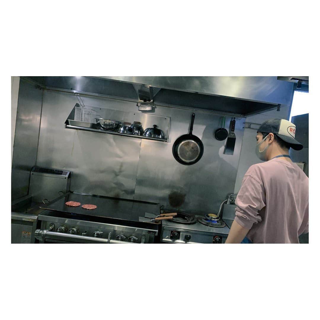 長田成哉さんのインスタグラム写真 - (長田成哉Instagram)「美味しいものが食べたくなったタイミングで、友人が夢だったハンバーガー屋さんをオープンしたことを思い出したので直行。  トイレに女の子喜びそうな鏡あったし、内装、全部自分でやったと聞いて驚いたよ。笑  インスタ映えでしかない店内で食べる国産の黒毛和牛100%のハンバーガーは、焼いてる段階で食欲発動だった。笑 コロナ禍でも頑張ってたので、是非自由が丘に来た時は食べてみて欲しい。  入り口入りづらいかも知れないけどそこは無視してエレベーターに乗ろう。笑  俺の1番の推しポイントは 「胃もたれしなかった」だね。 ※オサダもいい歳なので食後のコンディションが1番重要。笑  #ハンバーガー #自由が丘 #enea #美味かった」10月8日 16時10分 - seiyaosada