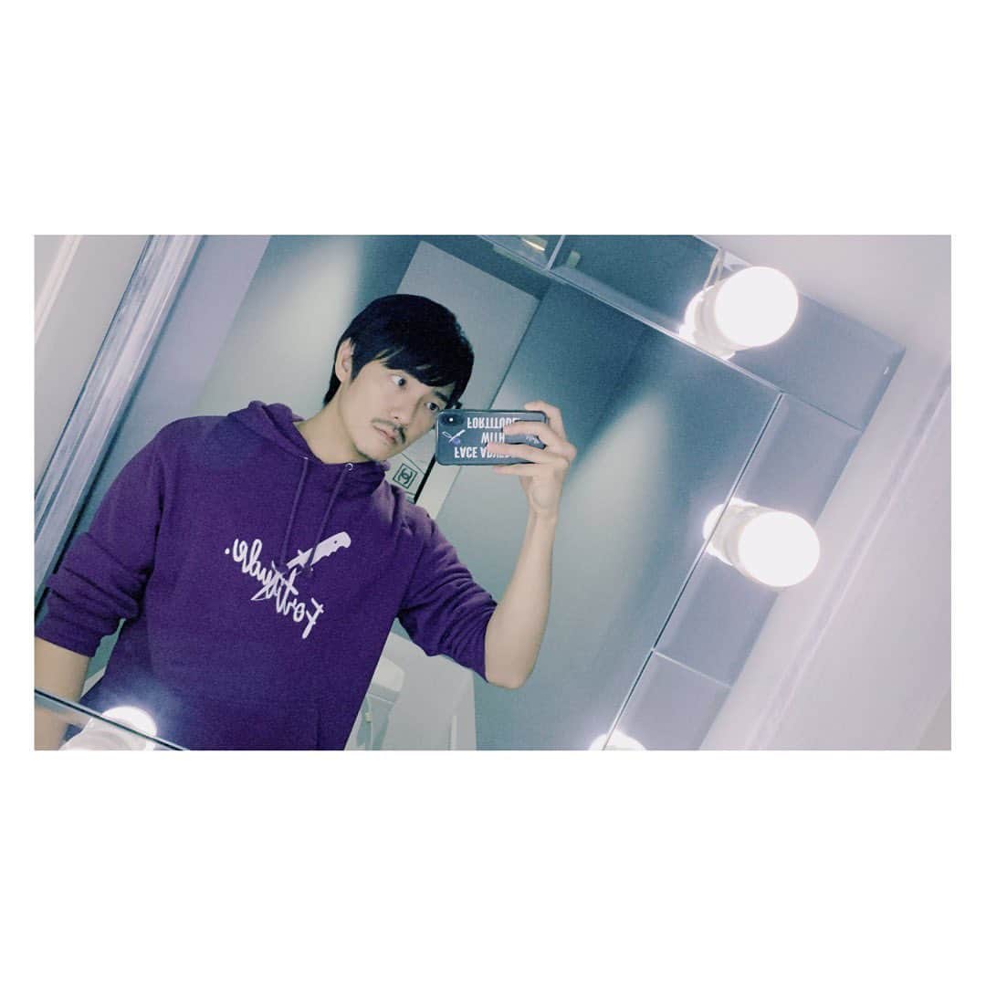 長田成哉さんのインスタグラム写真 - (長田成哉Instagram)「美味しいものが食べたくなったタイミングで、友人が夢だったハンバーガー屋さんをオープンしたことを思い出したので直行。  トイレに女の子喜びそうな鏡あったし、内装、全部自分でやったと聞いて驚いたよ。笑  インスタ映えでしかない店内で食べる国産の黒毛和牛100%のハンバーガーは、焼いてる段階で食欲発動だった。笑 コロナ禍でも頑張ってたので、是非自由が丘に来た時は食べてみて欲しい。  入り口入りづらいかも知れないけどそこは無視してエレベーターに乗ろう。笑  俺の1番の推しポイントは 「胃もたれしなかった」だね。 ※オサダもいい歳なので食後のコンディションが1番重要。笑  #ハンバーガー #自由が丘 #enea #美味かった」10月8日 16時10分 - seiyaosada