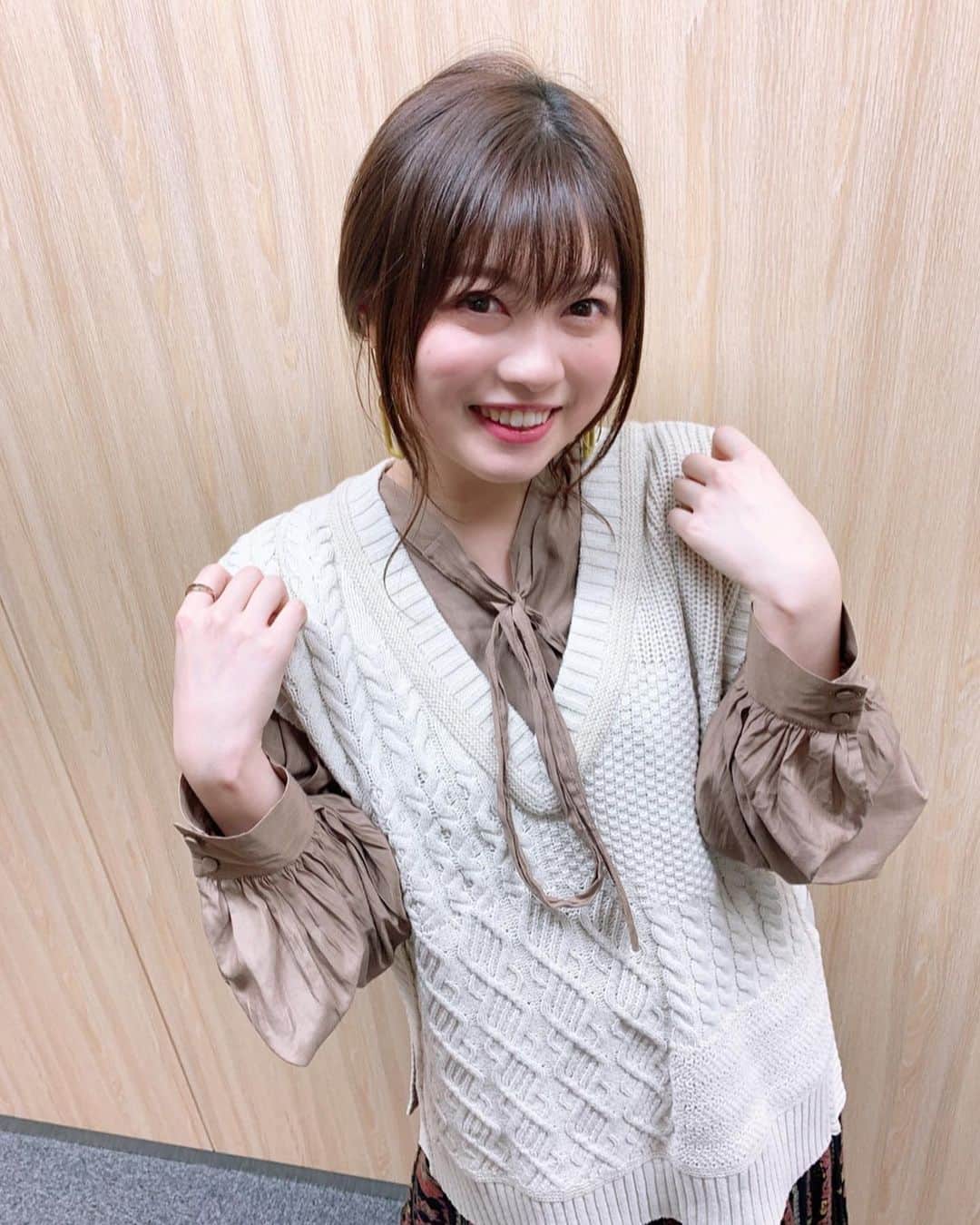 鈴木このみのインスタグラム：「ニットどんどん解禁🧶☃️ 寒くなってきたので、風邪等ひかぬよう皆んなも暖かく過ごしてね〜！  スタッフさん作の三つ編みを見せびらかす🍡ありがたや🍡  #ちょっきとベストの違い🦺☃️ #おばあちゃん家のちょっきが恋しい☃️」