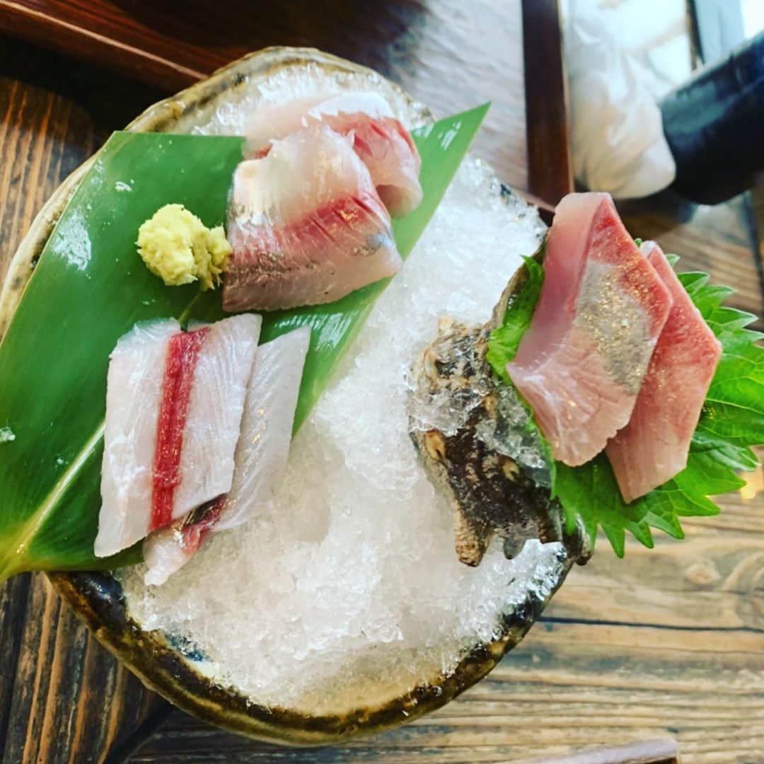 魚金さんのインスタグラム写真 - (魚金Instagram)「10月8日台風14号が近づいている影響で江ノ島は定置網を上げたそうです。大きい仕掛けだけあって物々しいですね〜 江ノ島と言えばシラスイメージですがカマスや鯵もオススメみたいですので買い付けてみたいですね〜 漁港近くの定食屋さんでシイラのフライ…ふぁふぁで美味しい！ 鯵、イナダ、だつのお刺身も頂きました どれも小ぶりなサイズのお魚でしたので脂はのってませんでしたがスッキリとしていて歩いて30秒の漁港から仕入れただけあって鮮度半端無い！ 横浜エリアの3店舗からでも江ノ島地魚を提供出来る様に考えてます  週末は関東も荒れ模様の天気ですが頑張って美味しい魚を仕入れていきます！  仕入部　片之坂 #まぐろ#新橋#玉子#居酒屋#銀座#京橋#マグロ#海鮮丼#刺身#吉祥寺#オイスター#池袋#ビール#江ノ島#刺身盛り合わせ#宝石#渋谷#魚好きと繋がりたい #レモンサワー#カニ#神楽坂#横浜グルメ#飲酒タグラム#野菜たっぷり#日本酒好きな人と繋がりたい #クラフトビール#お寿司#おでん#yummy」10月8日 16時20分 - uokin_koho