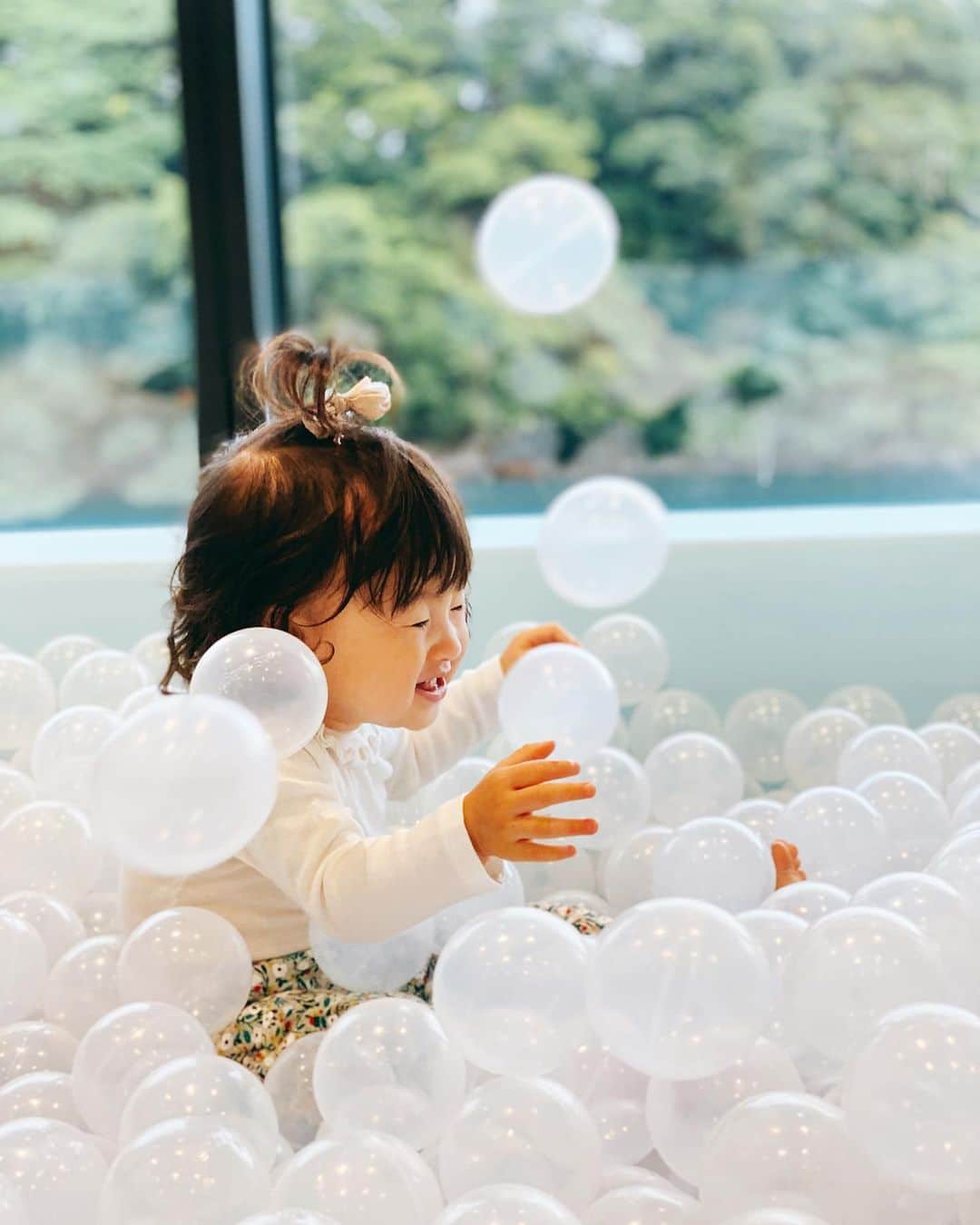 菊井彰子さんのインスタグラム写真 - (菊井彰子Instagram)「2枚目の顔これ→🤣 先日近くで2時間ほど空き時間があったので行ってみたかったアトレ竹芝の中にある @culaful へ♪ チケット予約制だけど運良く空いてたからサクッと1時間コース🙌 ボールプールが大好きなのでとっても喜んでたー🙌 キッズパークには珍しく白や水色やくすみカラーでデザインされていていわゆる今風で可愛いかったよ🐻 中は思ったよりこじんまりとしてたので（私の想像よりは）1時間でも充分❤︎ 嬉しかったのはトンネルでひっさしぶりにハイハイを見れたこと👶🏻 写メにはないけれど船の停留所になってるアトレを出た外の芝生エリアがとっても最高でした✌️ 無料イートスペースがあるので芝生で遊んでもらってる間、母は一人でこっそり唐揚げとビールをテイクアウトして食べちゃった🍺笑  寒くなっちゃったから外でこんな風にのんびりできなくなっちゃうなぁー😭 10月11月と遊びに←仕事に予定パンパンにしてしまったので体調崩さずに乗り切ろう🔥 ・ ・ ・ #culaful #ボールプール #キッズパーク #おやばか部  #親バカ  #1歳　#女の子ベビー  #新米ママ #女の子のママ #女の子ママ #1yearsold  #赤ちゃんのいる暮らし #赤ちゃんのいる生活 #ままのて #ベビーグラム  #赤ちゃんとママ #ベビー #親バカ部 　#成長記録　#育児記録 #コドモノ #ママリ #ベビライフ #ベビメモリ  #ベビスタグラム #ママカメラ #ベビフル」10月8日 16時21分 - yanakiku_kiku