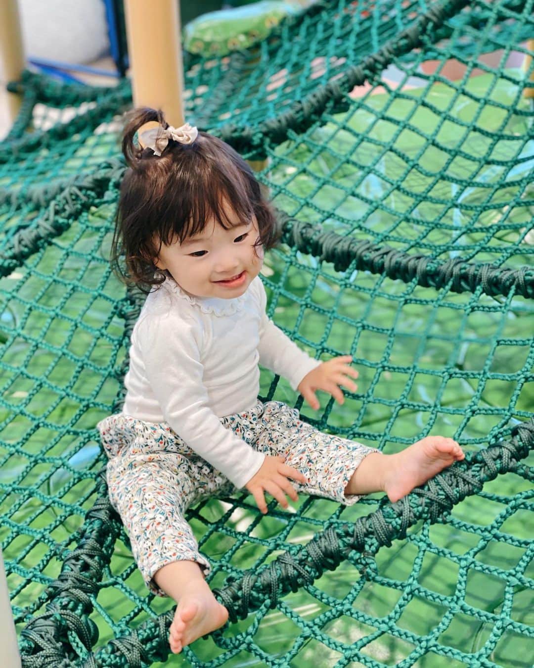 菊井彰子さんのインスタグラム写真 - (菊井彰子Instagram)「2枚目の顔これ→🤣 先日近くで2時間ほど空き時間があったので行ってみたかったアトレ竹芝の中にある @culaful へ♪ チケット予約制だけど運良く空いてたからサクッと1時間コース🙌 ボールプールが大好きなのでとっても喜んでたー🙌 キッズパークには珍しく白や水色やくすみカラーでデザインされていていわゆる今風で可愛いかったよ🐻 中は思ったよりこじんまりとしてたので（私の想像よりは）1時間でも充分❤︎ 嬉しかったのはトンネルでひっさしぶりにハイハイを見れたこと👶🏻 写メにはないけれど船の停留所になってるアトレを出た外の芝生エリアがとっても最高でした✌️ 無料イートスペースがあるので芝生で遊んでもらってる間、母は一人でこっそり唐揚げとビールをテイクアウトして食べちゃった🍺笑  寒くなっちゃったから外でこんな風にのんびりできなくなっちゃうなぁー😭 10月11月と遊びに←仕事に予定パンパンにしてしまったので体調崩さずに乗り切ろう🔥 ・ ・ ・ #culaful #ボールプール #キッズパーク #おやばか部  #親バカ  #1歳　#女の子ベビー  #新米ママ #女の子のママ #女の子ママ #1yearsold  #赤ちゃんのいる暮らし #赤ちゃんのいる生活 #ままのて #ベビーグラム  #赤ちゃんとママ #ベビー #親バカ部 　#成長記録　#育児記録 #コドモノ #ママリ #ベビライフ #ベビメモリ  #ベビスタグラム #ママカメラ #ベビフル」10月8日 16時21分 - yanakiku_kiku