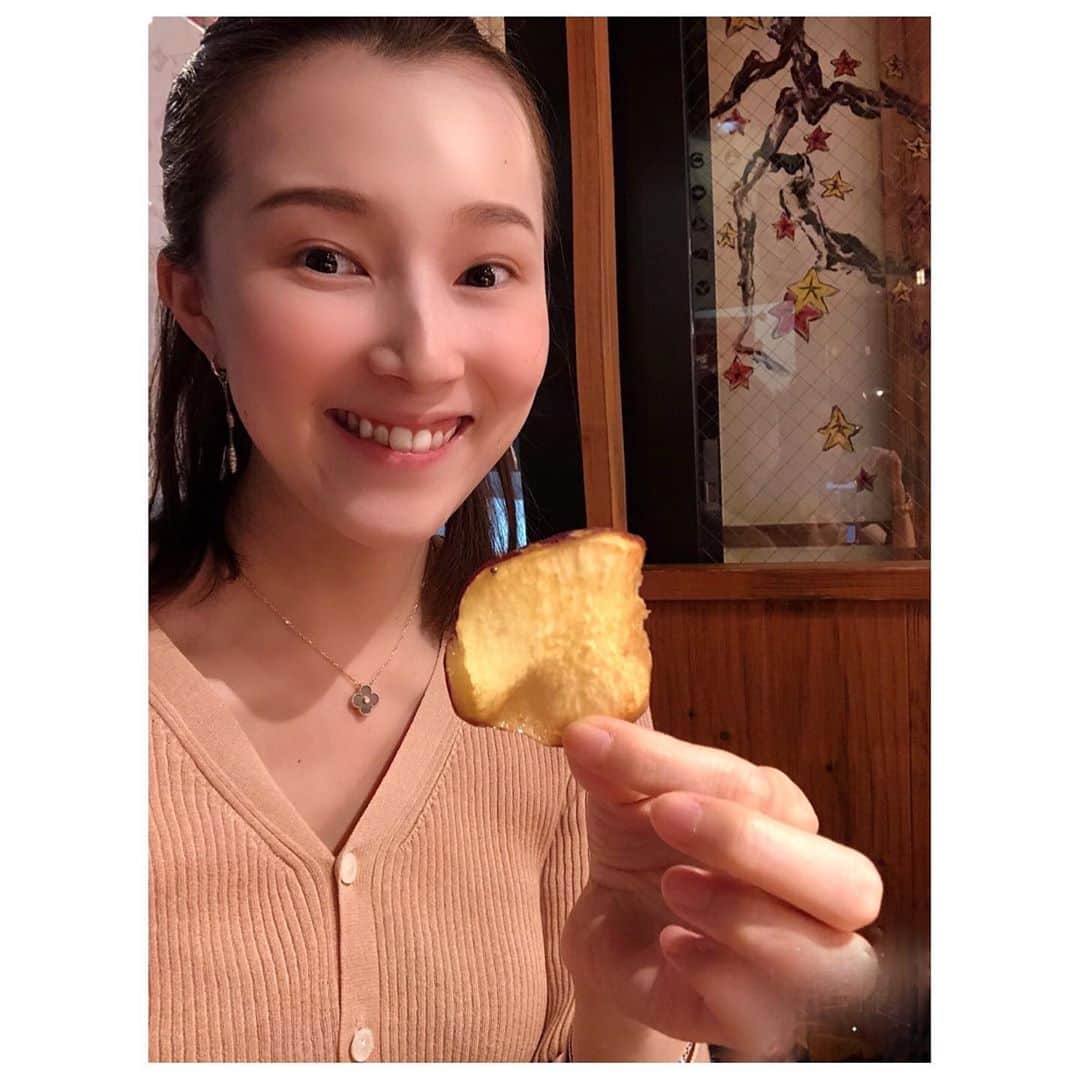彩星りおんのインスタグラム：「お芋がおいしい季節です。 寒いですねー😵 台風も近付いています。 皆さん、充分に気を付けてくださいね☔️  Do you want some 🍠chips??  #食欲の秋 #bestchipsever」