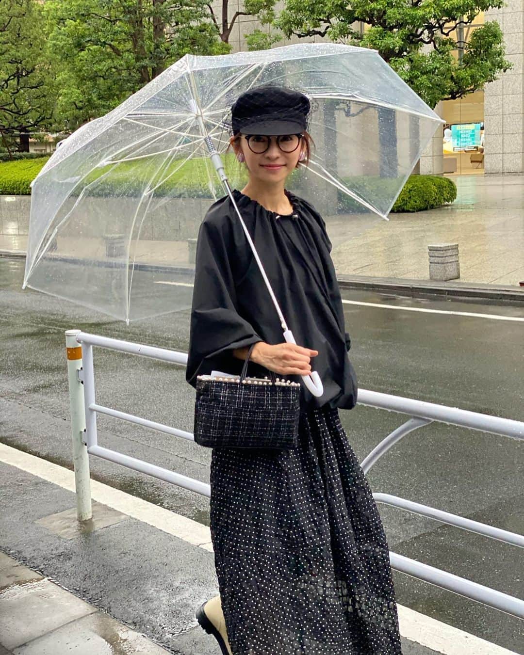 のインスタグラム：「-﻿ 雨降り☔️﻿ ﻿ なんか急に寒くなりましたね🍂﻿ ﻿ 仲良しメンバーでランチ💓﻿ 久々に会ってお喋り尽きず✨﻿ ﻿ casquette #dior﻿ tops #fleur_clothes﻿ skirt #irene﻿ rainshoes #sergiorossi  bag #fleur_bag﻿ ﻿」