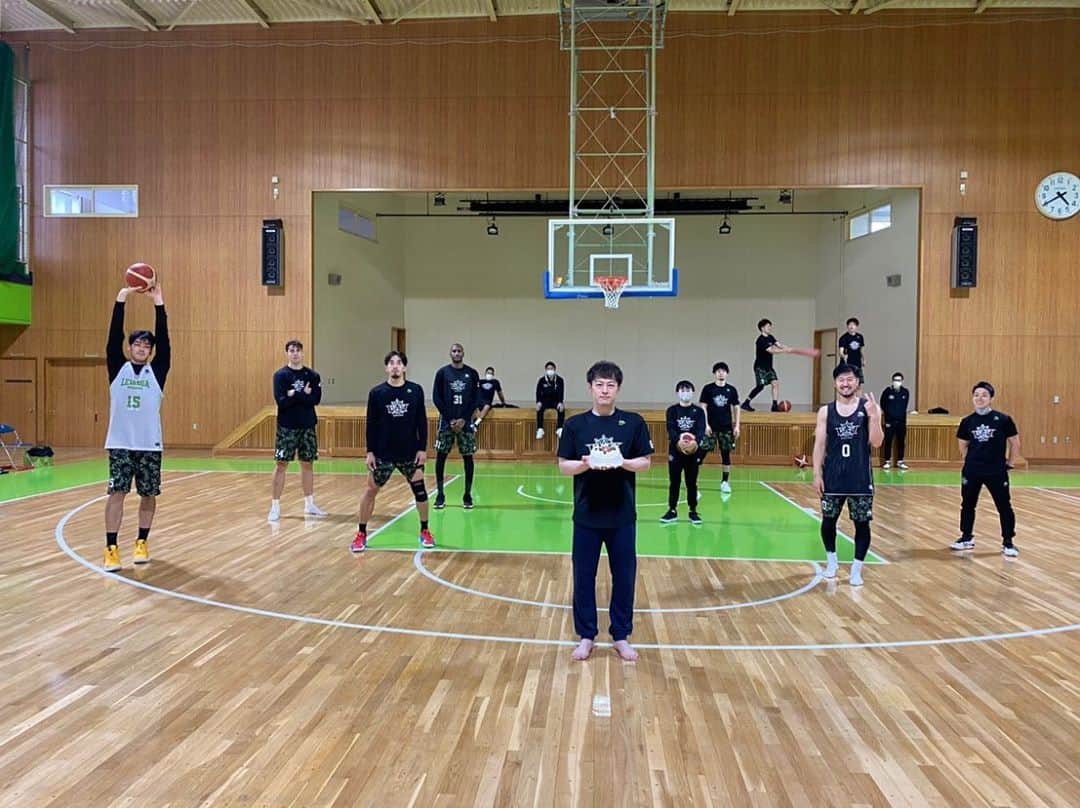 のインスタグラム：「32歳になりました。 これからも日々の積み重ねを大事に成長していきたいと思います。  #こつこつ #3枚ともだいちふざけてる」