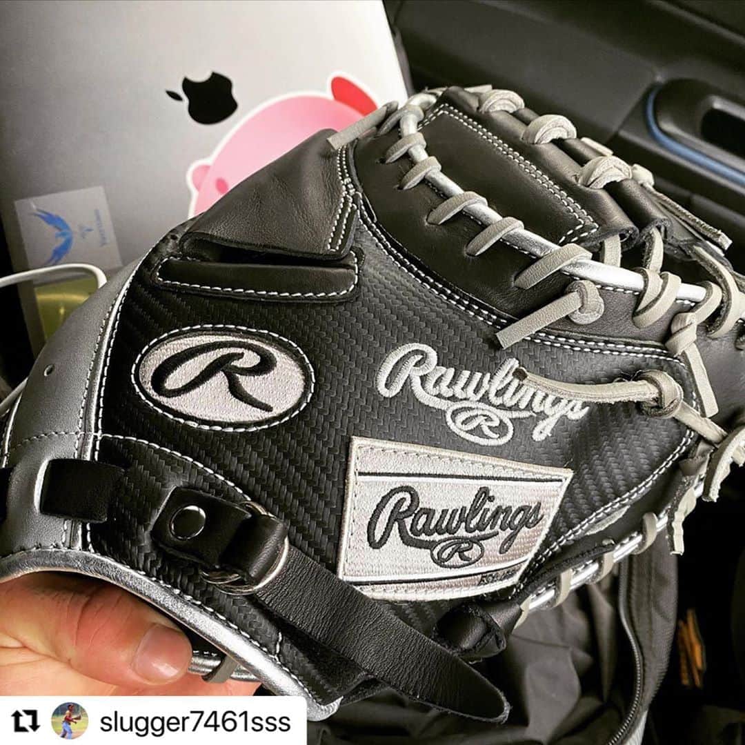 のインスタグラム：「#Repost @slugger7461sss with @make_repost ・・・ . . . ローリングスのハイパーシェルシリーズのキャッチャーミット . . 通常のレザーよりも軽いものを使用しているらしい。 . . ちなみに型付けはまだしておりません😅 . . 近々動画でアップします💻⤴️ . . #ローリングス #キャメル　 #もいいけど #真っ黒もあり #マーク #めっちゃある #ブラック #シルバー #キャッチャー #ミット  #野球 #野球YouTuber #草野球 #少年野球 #中学野球 #高校野球 #大学野球 #社会人野球 #プロ野球 #グラブ #バット #オーダーグラブ #野球好きと繋がりたい #走れ大井チャンネル #ゴリスポ #チャンネル登録 #お願いします @rawlings_japan_llc」
