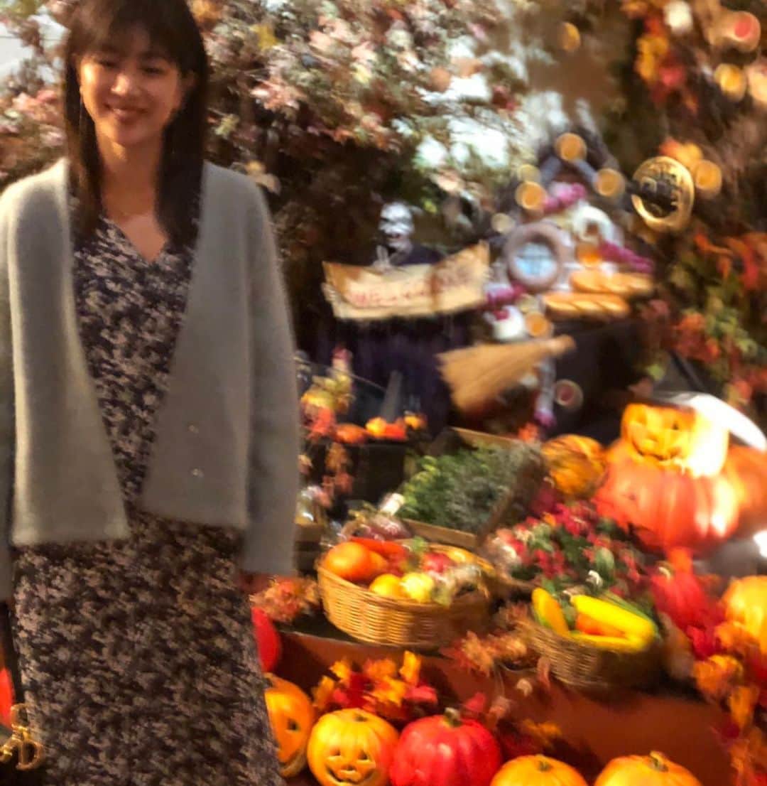 潮田玲子さんのインスタグラム写真 - (潮田玲子Instagram)「ブレてるくらいがちょうど良い説…笑🤣☝️  #ハロウィンの季節 #装飾が可愛い😍 #写真ブレすぎ笑」10月8日 16時28分 - reikoshiota_official