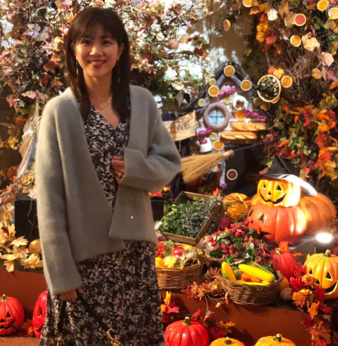 潮田玲子さんのインスタグラム写真 - (潮田玲子Instagram)「ブレてるくらいがちょうど良い説…笑🤣☝️  #ハロウィンの季節 #装飾が可愛い😍 #写真ブレすぎ笑」10月8日 16時28分 - reikoshiota_official