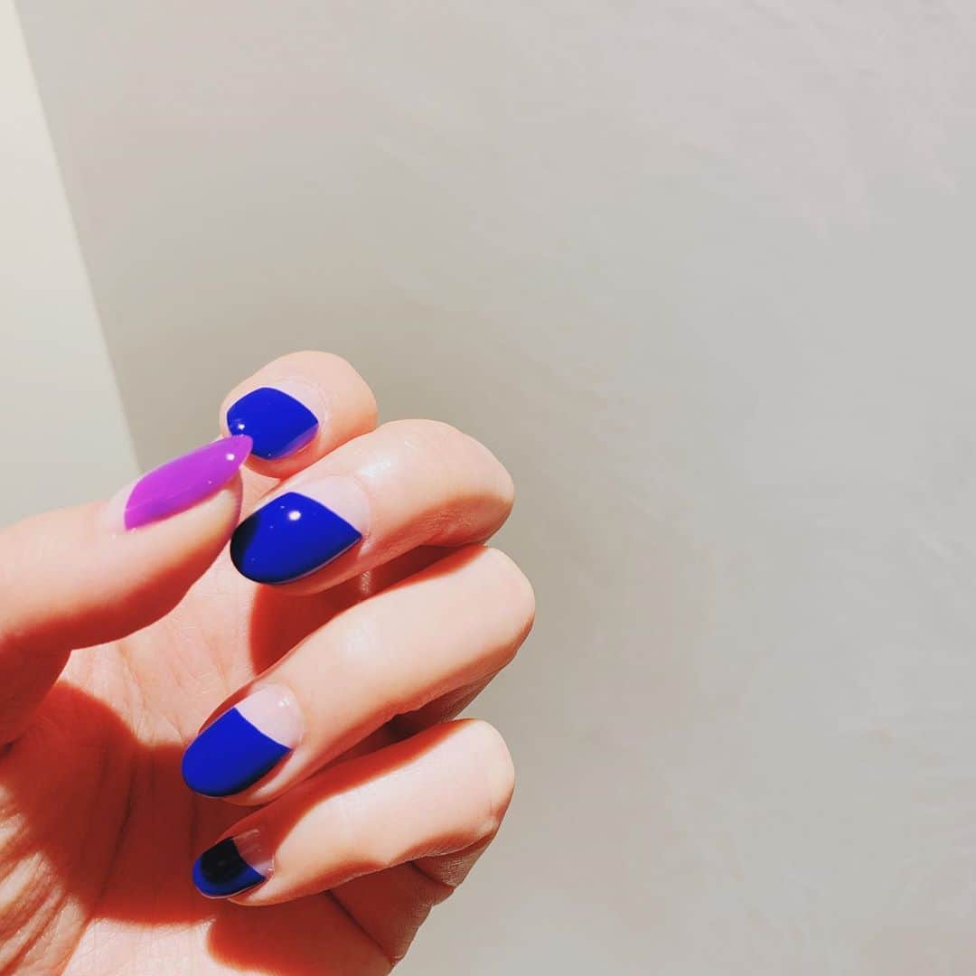 三浦加納子のインスタグラム：「My Nail  最近パープルが好きで、そのスパイスとしてVIVIDなブルーも新鮮だなって。  根元を塗らないのは、爪が伸びた時にリペアして持たせたいから。 カーブのフレンチだと私には可愛すぎて、ストレートフレンチだとカジュアル過ぎる、という事で最近は30度くらいの斜めフレンチに落ち着いてます。 地味なこだわり笑  ひと昔前は、いかに最新のネイルデザインを生み出すかって事を中心に考えてたけど、 ここ数年は、シンプルなところにいかに個性を出すかとか、フォルムにこだわるとか、ナチュラルで美しくとかそういう考えにシフトしてます。  そんな風に思うのは、 時代の雰囲気と、26年もネイリストをやらせて頂いてるおかげですね。  Nail by @xmxonxax   #nail」