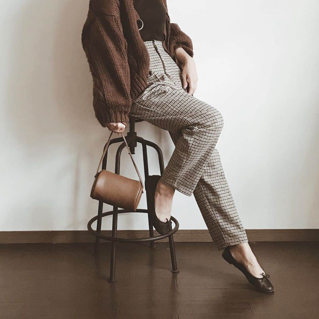 yuiのインスタグラム：「lovely check pants 🍂🤎 ハイウエストでテーパードも効いていて、きれい目に履けるチェックパンツ。 しっかりと厚めの生地で、寒くなっても暖かそうです♡  @il_select  ☑︎No.945  ガンクラブチェックテーパードパンツ / beige now on sale  今なら5%offクーポンも♡」
