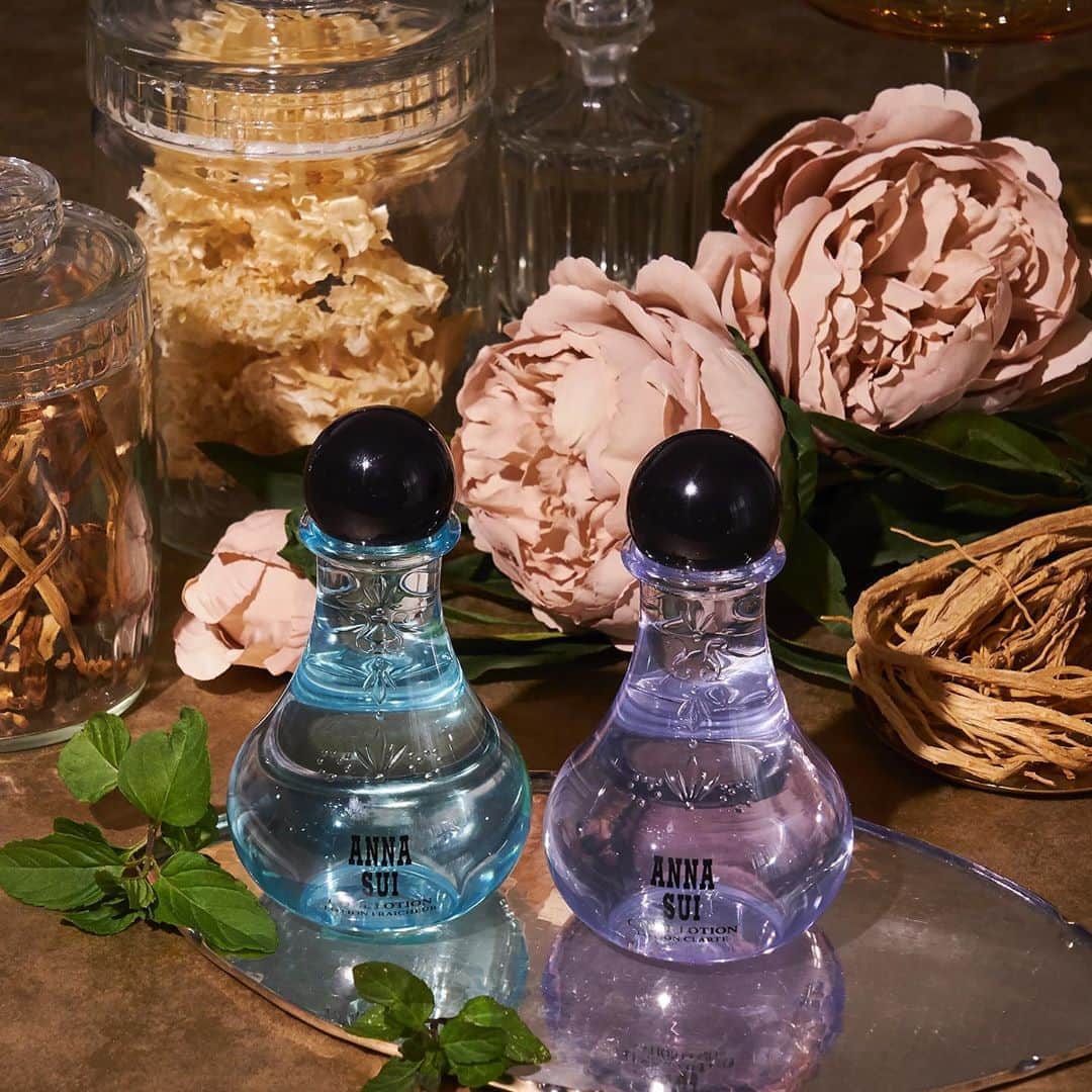 のインスタグラム：「あなたにぴったりのローションを見つけて✨  💙皮脂が気になるあなたへうるおい肌へ導くクールローション 💜乾燥によるくすみがちな肌が気になるあなたへクリアローション  お気に入りのローションをじっくり楽しめる限定キットが登場❣️ 10月15日（木）より公式オンラインにて限定発売✨  【 キット価格 】  3,500円（税抜）  【 キット内容 】 ⭐️お好きなローション1点(現品) ※5種のローションの中から1点お選びいただけます。 ⭐️チャージャー サンプル 2日分 ⭐️モイスチュアライザー サンプル 2日分 ⭐️オリジナル スライドミラー  ※ご予約は承っておりません。 ※公式オンラインショップ限定発売となります。　 ※お一人様５点限りとさせていただきます。　 ※無くなり次第終了とさせていただきます。　 ※写真と現品は少々異なる場合がございます   #annasuicosmetics #アナスイコスメティックス #annasui #アナスイ ﻿ ﻿ #発売#限定#キット#ローション#スキンケア#限定キット﻿#通販#オンラインショップ#クールローション#クリアローション」