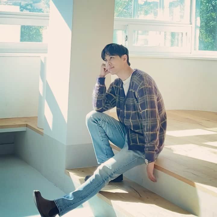 キム・ジソクのインスタグラム：「. 나는 어색하지않다.. 지금 나는 어색하지않다..🤥 by 감을 잃은 남자..  #윙크뭔데」