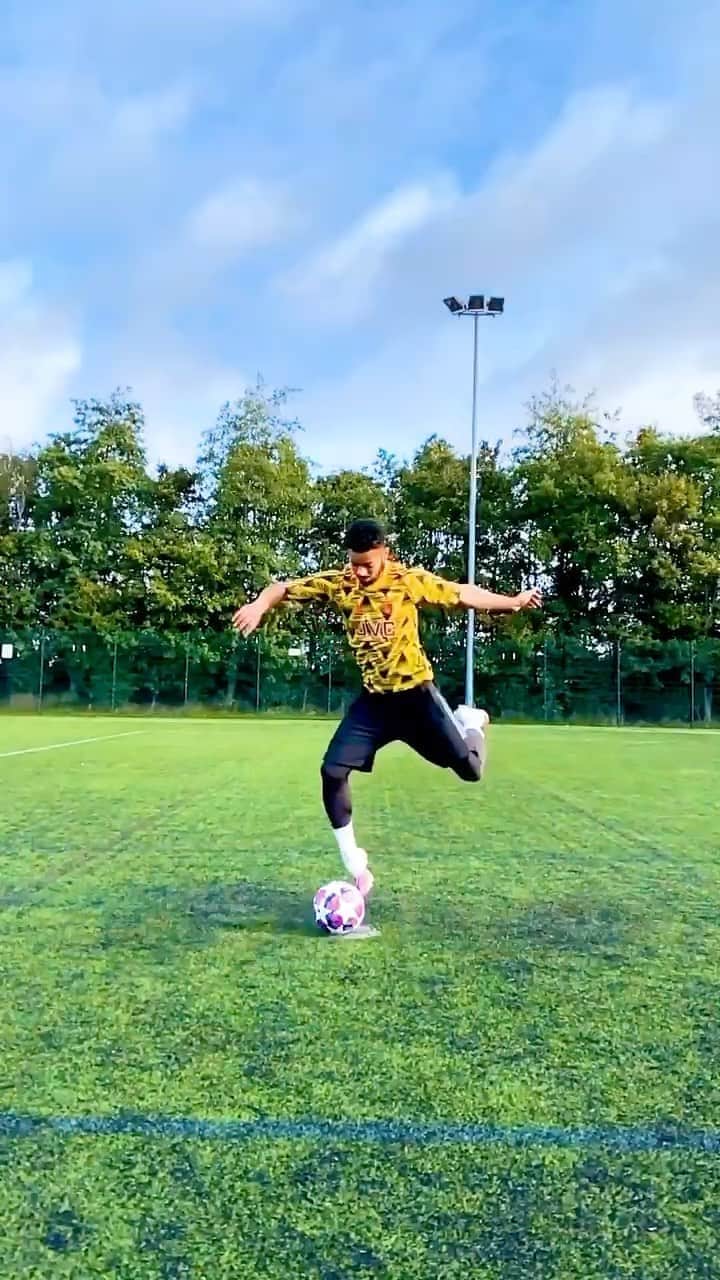 F2Freestylersのインスタグラム：「How many kits can you spot? 👀 #football #soccer #skill #reels #creative #content」