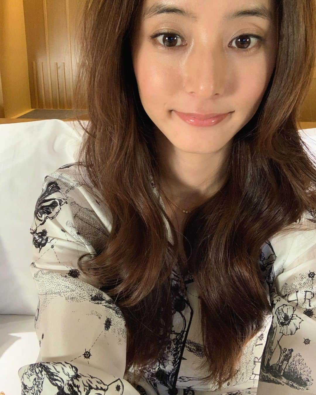 新木優子さんのインスタグラム写真 - (新木優子Instagram)「#DIORSS21 のコレクションを日本からリラックスムードで鑑賞しました‼︎ 今までパリで見ていたコレクションをリラックスしながら鑑賞する贅沢な時間はすごく新鮮でした✨  そして今回も @mariagraziachiuri の素敵なインスピレーションに感動しました！ 以前パリに行った時にマリアグラツィアキウリさんが着物を羽織っていて大好きなの! とお話を聞いてから、着物からインスピレーションを受けてるのかなぁと想像が膨らむお洋服があったり、お洋服はもちろん会場の雰囲気もコレクション全体の色味のバランスもドラマチックですごく引き込まれました🥰  #Dior   #DiorJoaillerie  @dior  @mariagraziachiuri」10月8日 16時58分 - yuuuuukko_