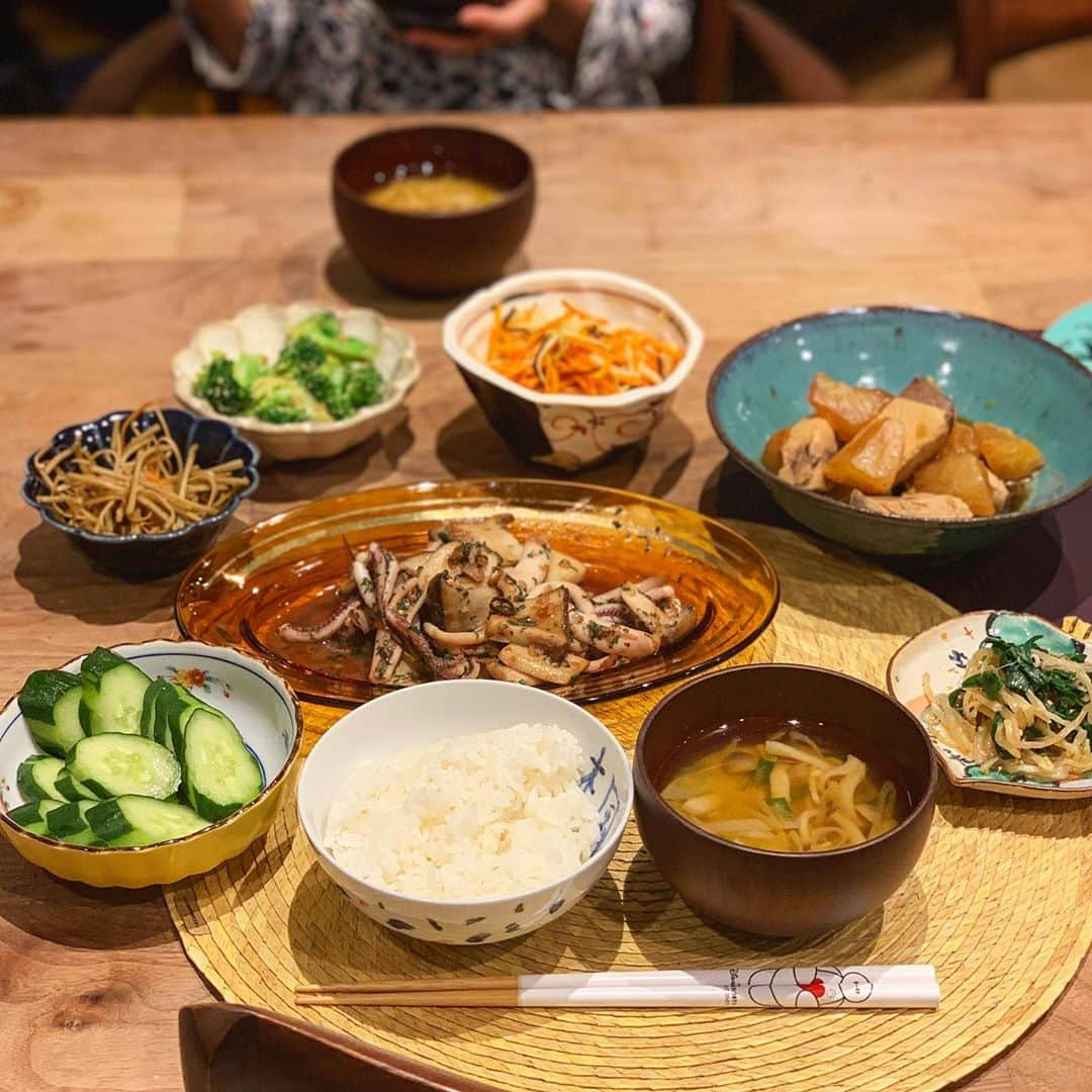 松木里菜さんのインスタグラム写真 - (松木里菜Instagram)「.｡･*. 先日、脂ののった鰤🐟が売っていたので久しぶりにブリ大根✨  子供達ブリ大根大好きで味の染みた大根もすぐなくなります♪  たっぷり使った大根の皮は人参と塩昆布とごま油で炒めました。  ナムルときんぴらは前日の残り物。 涼しくなり美味しい新米で食欲が増しますね😋🍴  . . #食欲の秋 #夜ご飯 #頂いた #新米♡ #ブリ大根 #ぬか漬け #イカとエリンギのソテー  . . . . . #matsukiご飯」10月8日 16時59分 - rinamatsuki613