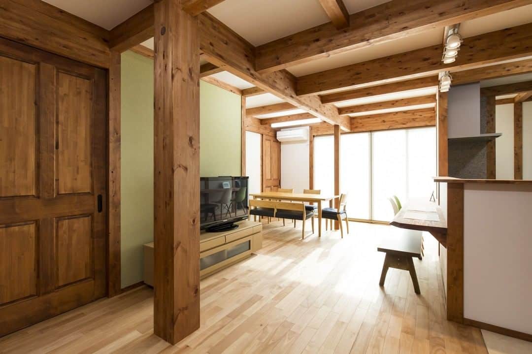 はりまの家さんのインスタグラム写真 - (はりまの家Instagram)「ぬくもり溢れる平屋風のお家 施工：サイエンスホーム 兵庫南店 @science_hyogo . ─────────────────────── 大屋根が特徴的な外観。平屋風の２階建てのお家。 ─────────────────────── 詳しくは @harimanoie からHPをチェック！ ─────────────────────── . . #アンティーク #真壁造り #無垢材 #平屋風 #加古川市  #高砂市 #播磨町 #稲美町 #明石市  #工務店 #ハウスメーカー #注文住宅 #施工事例  #インテリア #モデルハウス #マイホーム #家作り #家 #おうち #interior #architect #house #homedesign #はりまの家」10月8日 17時00分 - harimanoie