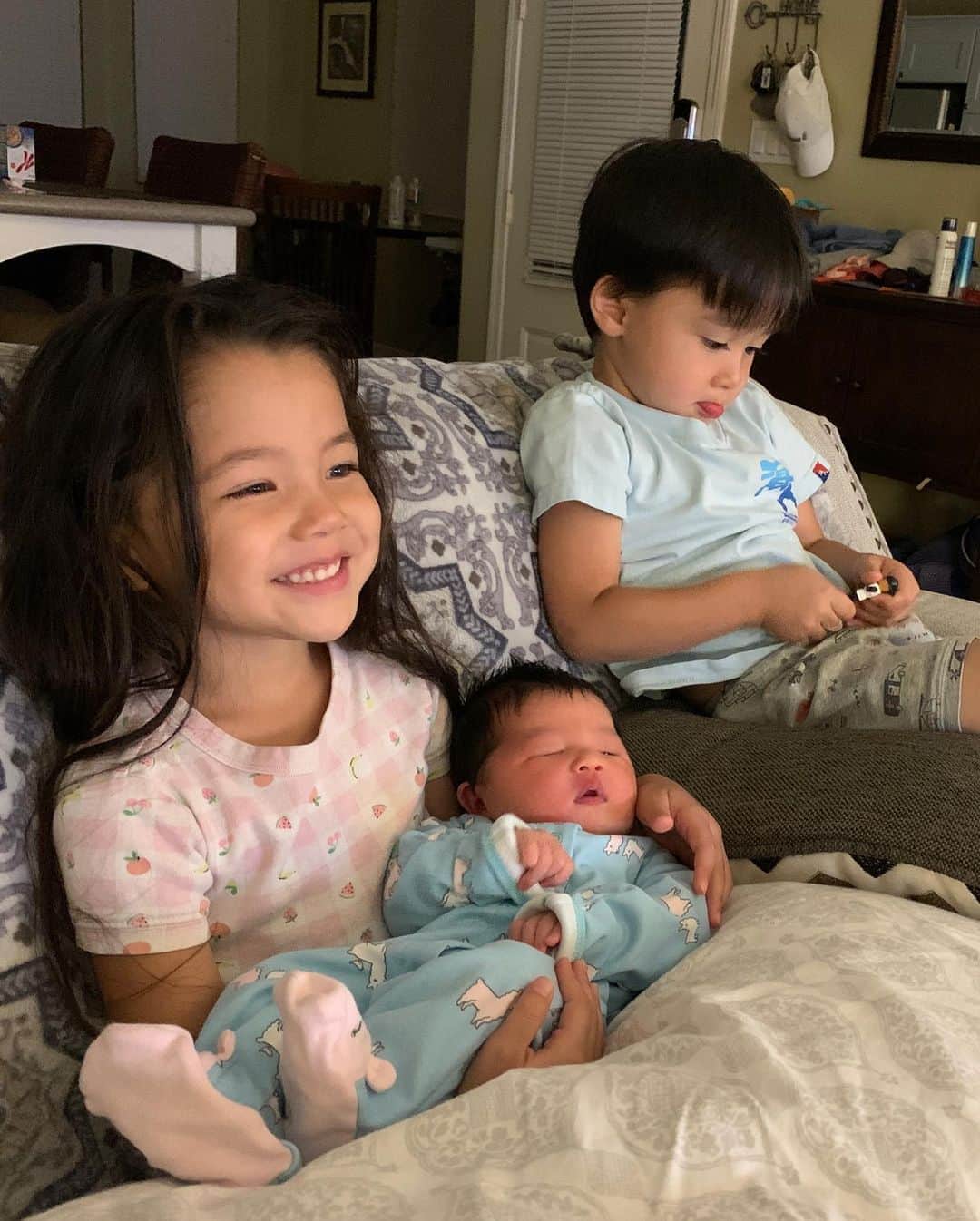 エリナ シルカのインスタグラム：「When they first said hello 💕 双子、ベビーと初対面の時。 いきなりラブラブで安心した〜😍」