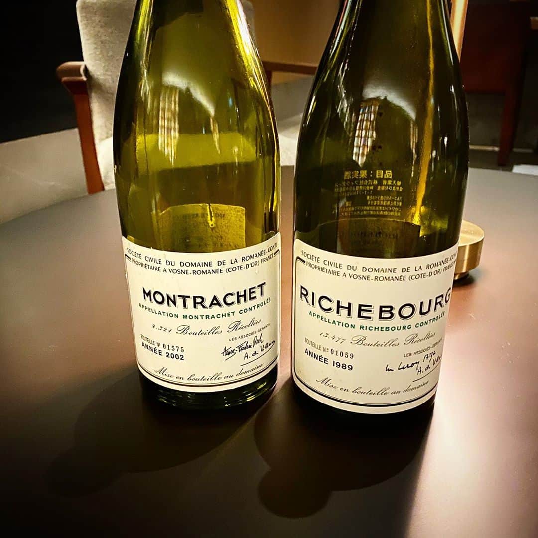 光本勇介のインスタグラム：「昨日のワイン。今まで飲んだことなくて、ずーっと飲んでみたかったDRCのモンラッシェ。泊まっていたホテルのバーにあり、かつ、かなりリーズナブルな価格だったので、ついに初体験！合わせてリシュブールもみんなでいただき、しあわせな夜だった！ #drc #domainedelaromaneeconti #montrachet #richebourg」