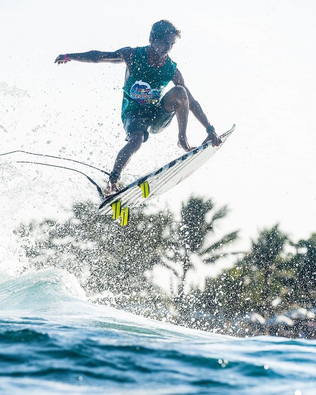 レッドブルのインスタグラム：「17 year old phenom @elihanneman went all the way up for these backside rotations 🤯  📹: @mauimarcc  #surf #surfing #redbull #givesyouwings」