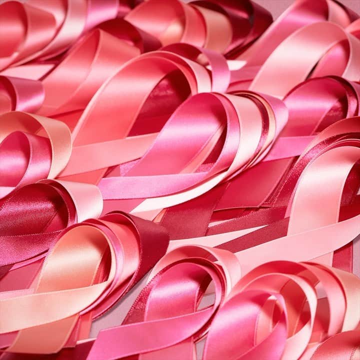 ドゥラメールのインスタグラム：「Our Crème de la Mer 1oz helps heal dryness and supports @bcrfcure, a non-profit organization dedicated to advancing the world’s most promising research to eradicate breast cancer. #TimeToEndBreastCancer」