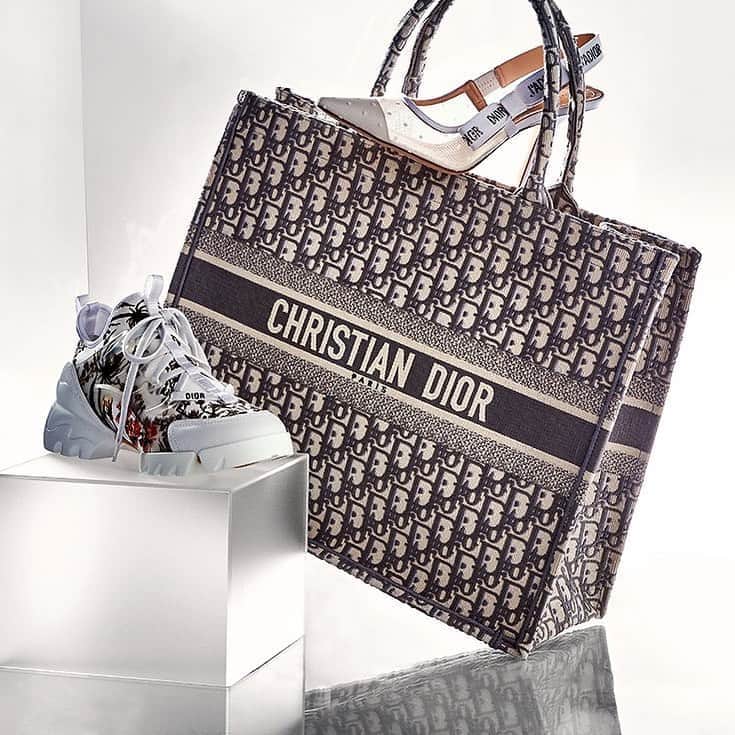 GILTのインスタグラム：「You weren’t planning on falling in love today, but then this #Dior sale happened. Shop new styles in the link in bio.」