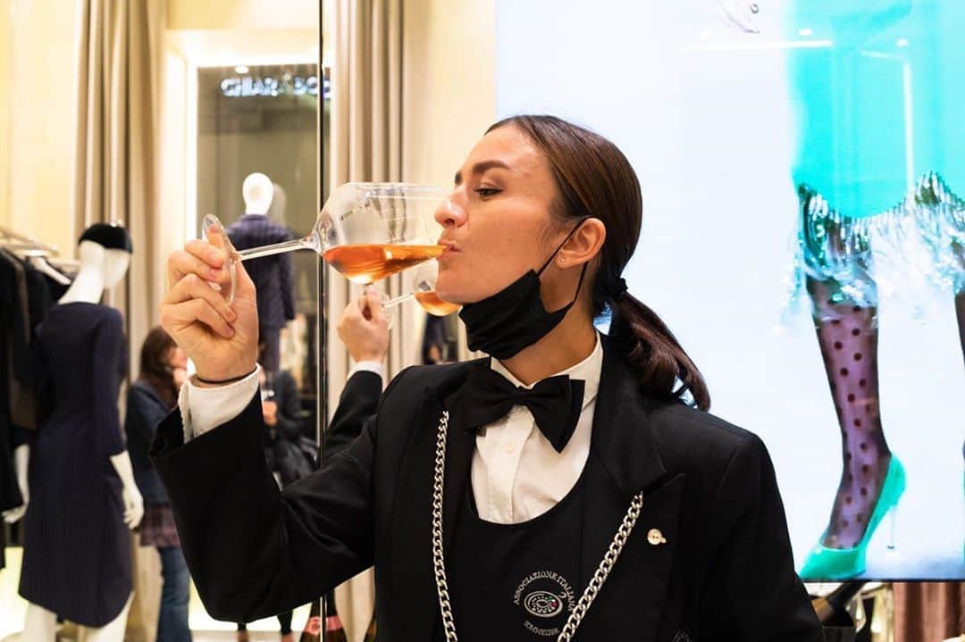 Mionetto Proseccoのインスタグラム：「Tra un calice di bollicine Mionetto e un total look di @_chiara_boni_ la serata si accende di gusto italiano! 🥂🇮🇹 #lavendemmiadimontenapoleone #lavendemmia2020 #mionettoprosecco #designdelgusto #ChiaraBoni #LaPetiteRobe Bevi Mionetto responsabilmente」