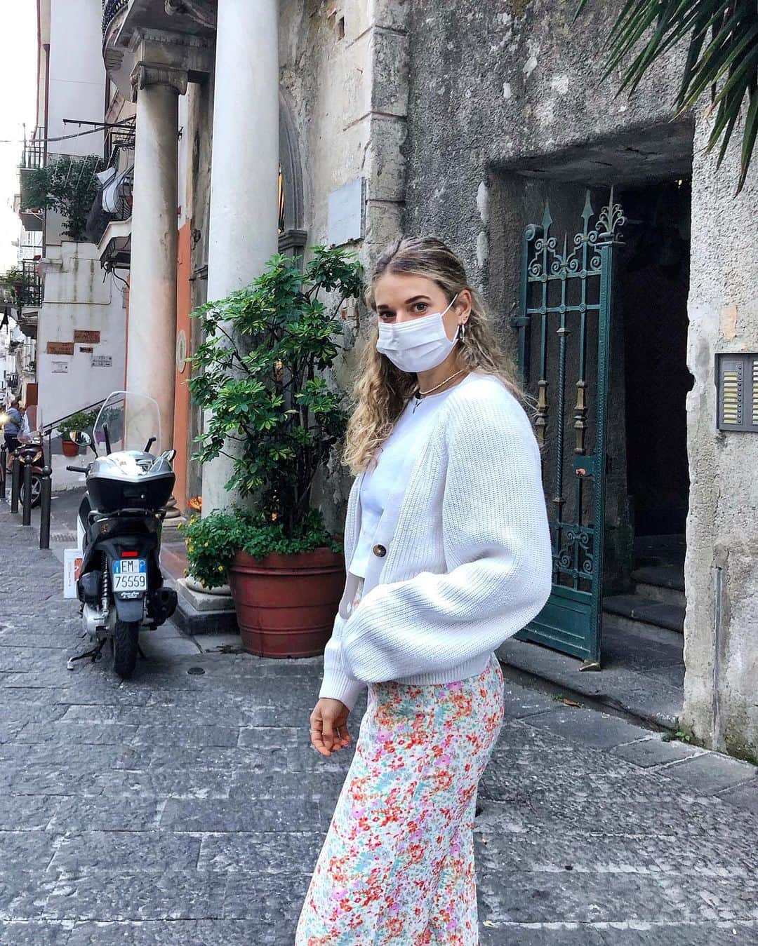 ラウラ・デ・ウィットのインスタグラム：「Strolling around the pretty streets of Amalfi 😷🇮🇹」
