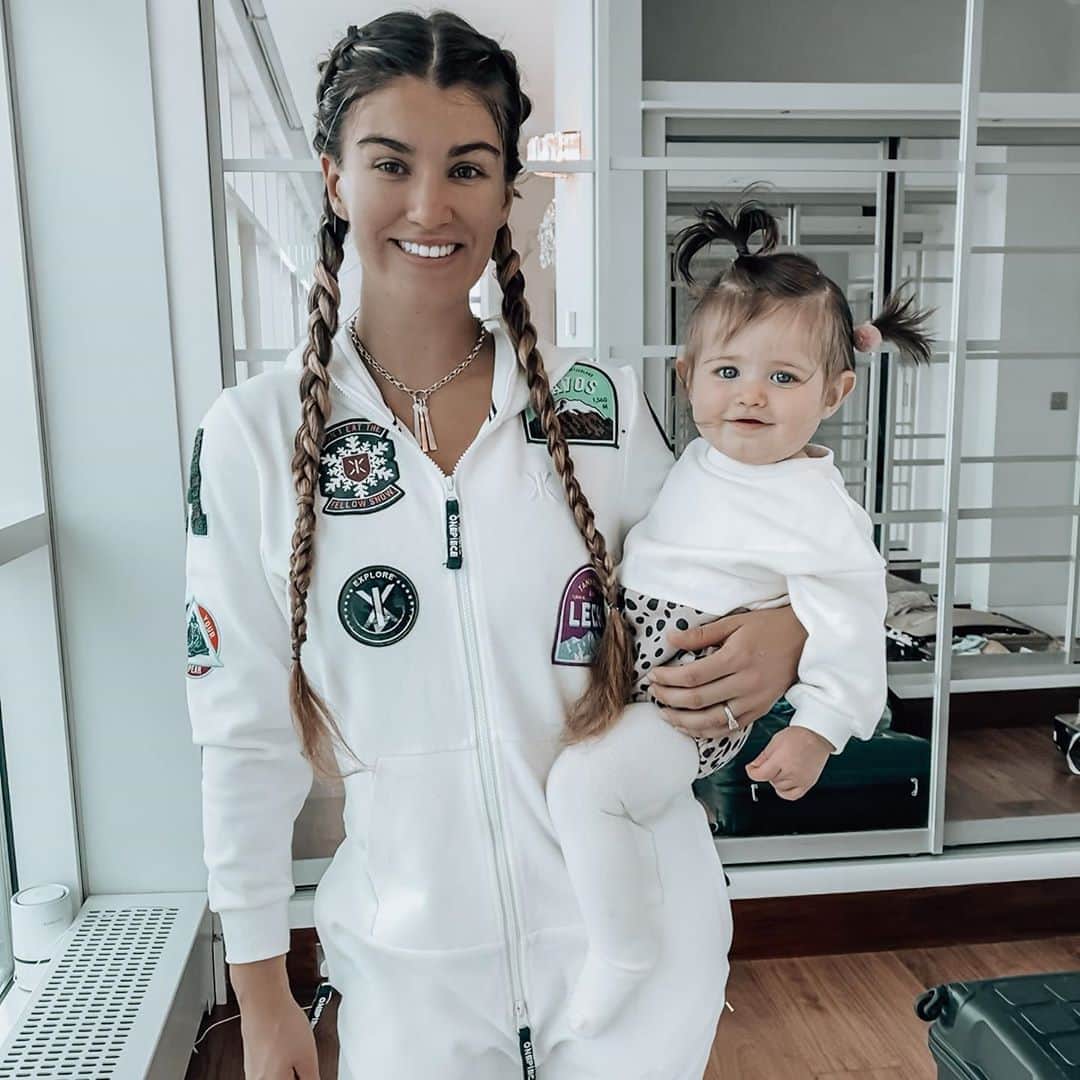 のインスタグラム：「Check out pic 2 for the 🦷! She’s got 8 teeth now ! Been busy packing with my girlie for #Dubai aaaa! 😅... we’ve had this trip planned for AGES ... Frankly though we had no idea if it was going to actually happen or not but here we go ! Our cats ( CATS that makes me so happy , but hence why I told you guys it was a bit awkward timing with our new addition!) will be with their Aunty @erinwillerton ❤️」