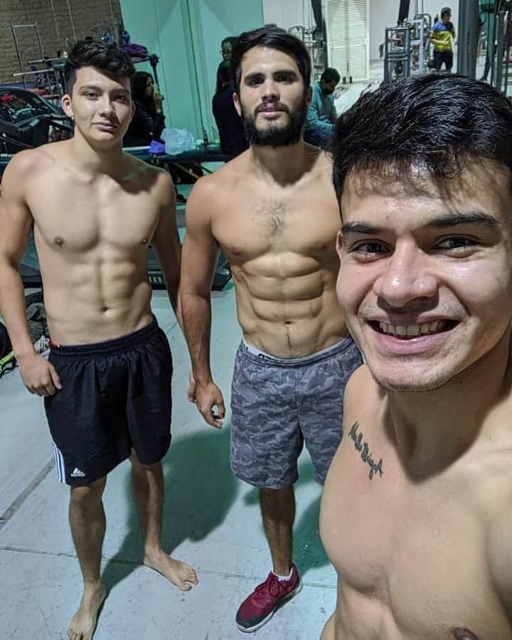イヴァン・ガルシアのインスタグラム：「#juevesmamado dejando todo en cada ejercicio.. 🔥🔥🔥 @rorro_clavados @godinez_flaco #vamospormas💪...  Animo banda 🇲🇽👏🏻」