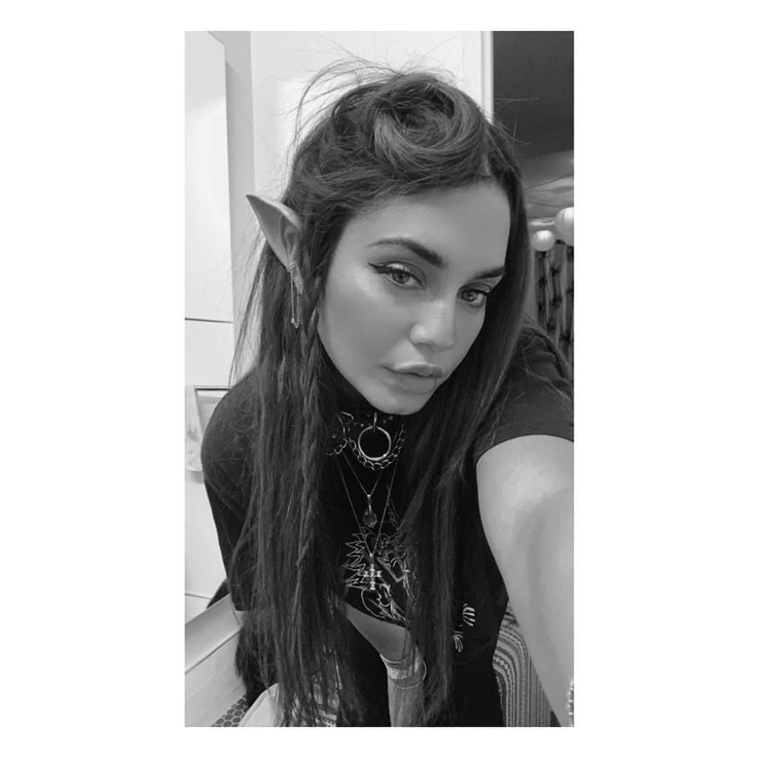 ヴァネッサ・ハジェンズさんのインスタグラム写真 - (ヴァネッサ・ハジェンズInstagram)「Never knew elf ears were such a must have. Lol」10月9日 2時29分 - vanessahudgens