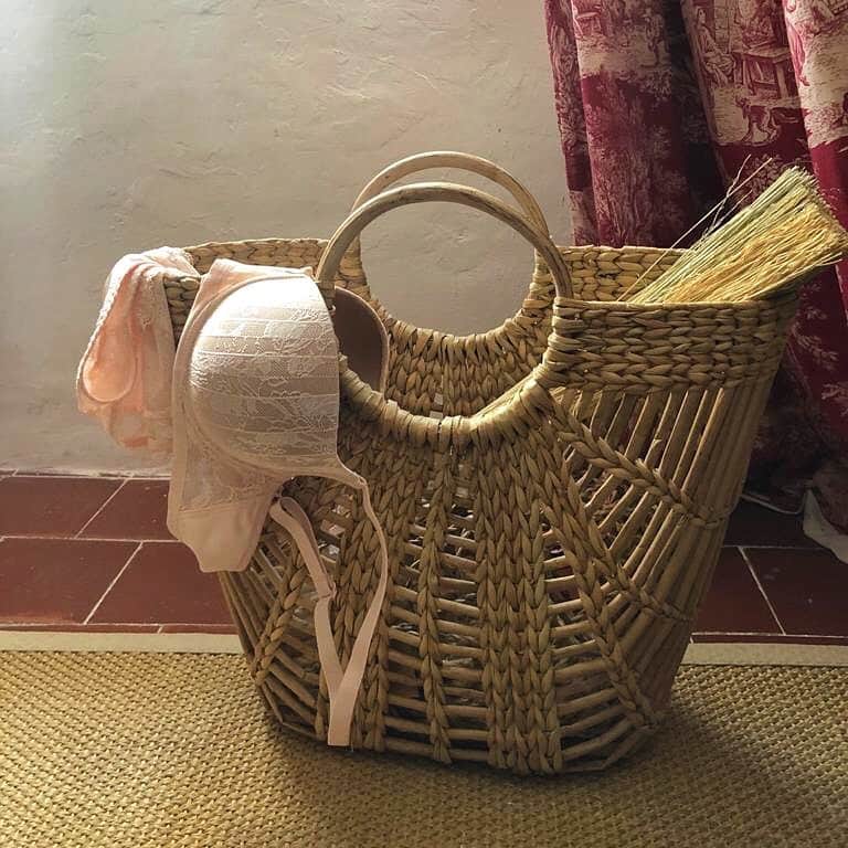 レジャビーのインスタグラム：「Les essentiels de l’automne : panier en osier, lingerie préférée, dentelle satinée —— fall essentials : wicker basket, favorite lingerie and satin lace #pasdedeux #maisonlejaby #lingerie #dentelle #lace #satin #douceur #softness」