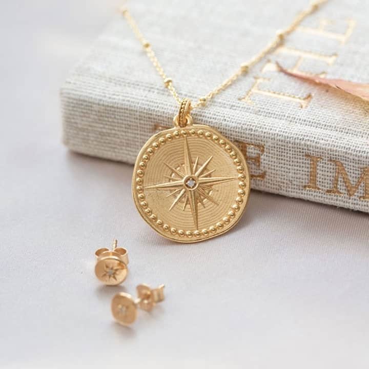 のインスタグラム：「Travel the world and navigate life’s journey protected with your True North... To make your pendant personal, you can also choose to engrave the name or map coordinates of a special place x⠀⠀⠀⠀⠀⠀⠀⠀⠀ ⠀⠀⠀⠀⠀⠀⠀⠀⠀ -⠀⠀⠀⠀⠀⠀⠀⠀⠀ -⠀⠀⠀⠀⠀⠀⠀⠀⠀ #DowerandHall #LayeringNecklaces #CompassPendant #Travellinginspo #TravellingMemories #JewelleryGifts #Giftablejewellery #Engravable Jewellery #JewelleryofInstagram #Jewelleryinspo」