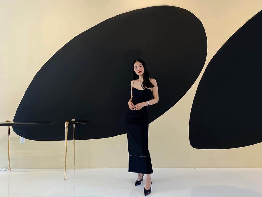 NATALIE LIAOさんのインスタグラム写真 - (NATALIE LIAOInstagram)「Art is subjective, time is subjective, beauty is subjective and more. Find clarity in your own pursuit of the truth. What makes you feel alive.  With my mural at @ralphpucciint 🥰 #FongMinLiao」10月9日 2時36分 - fongminliao