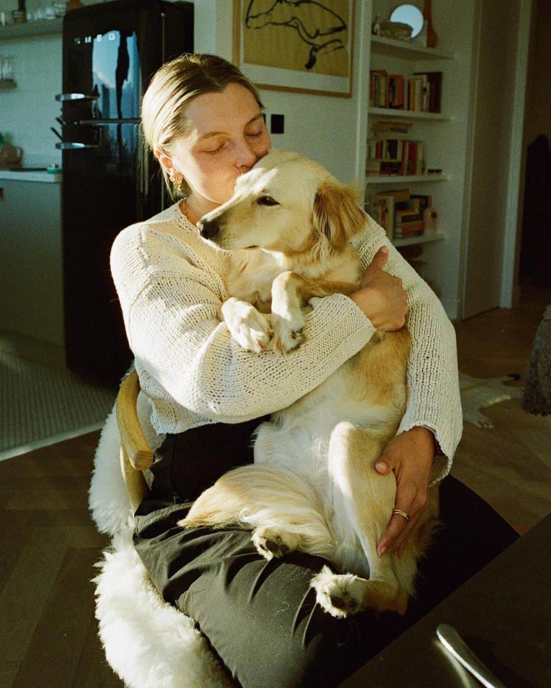 Estée Lalondeのインスタグラム：「“She’s a little weird, but who isn’t?” - my mom on the subject of @doggonamedeffie 😭❤️」