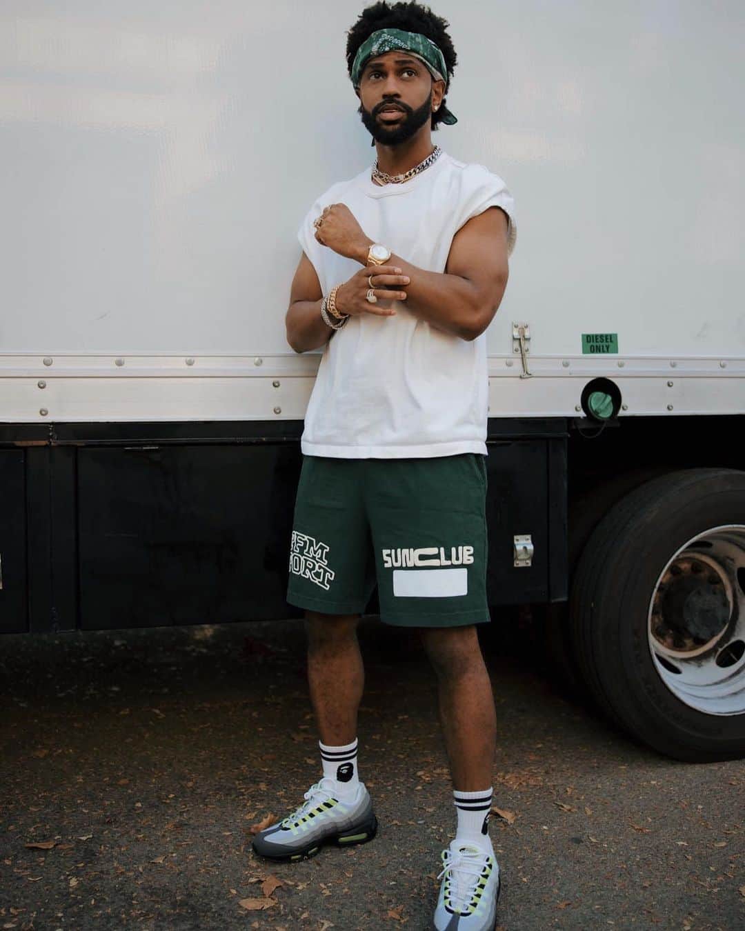 のインスタグラム：「Myra’s youngest Son Photo: @ravieb 📸 Grillz: @johnnydangandco 🌍🤞🏾 #Detroit2」