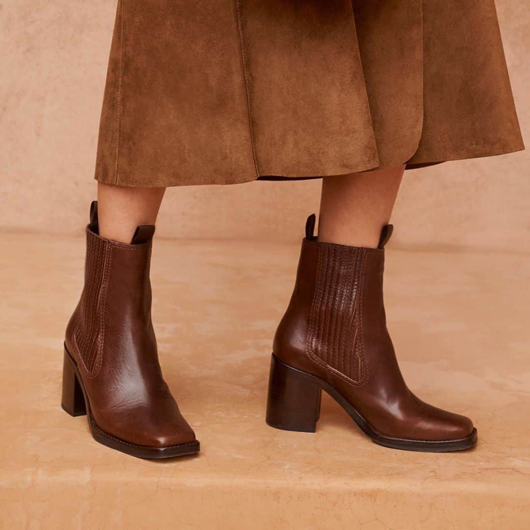 レフラーランドールのインスタグラム：「A brand new everyday boot silhouette for fall, our Arianna, available in deep espresso brown and black Italian vachetta leather.」