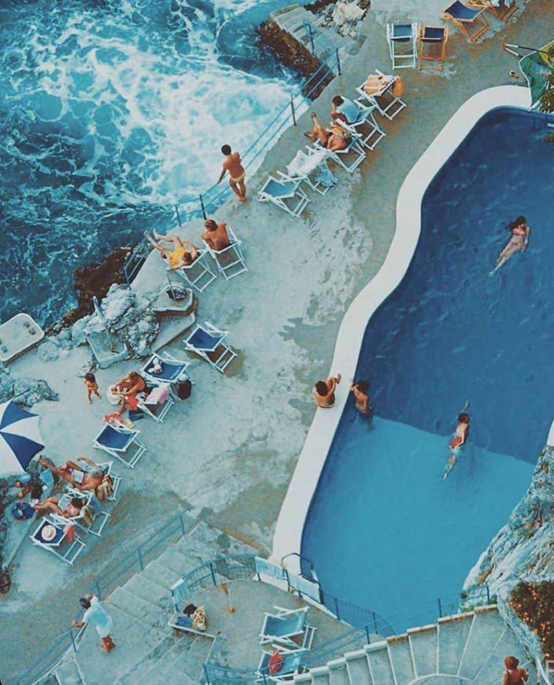 AnOther Magazineさんのインスタグラム写真 - (AnOther MagazineInstagram)「A pool on the Amalfi Coast captured by @slim_aarons, 1984 ☀️⁠⠀ ⁠⠀ RG @neontalk 🔁⁠⠀」10月9日 2時44分 - anothermagazine