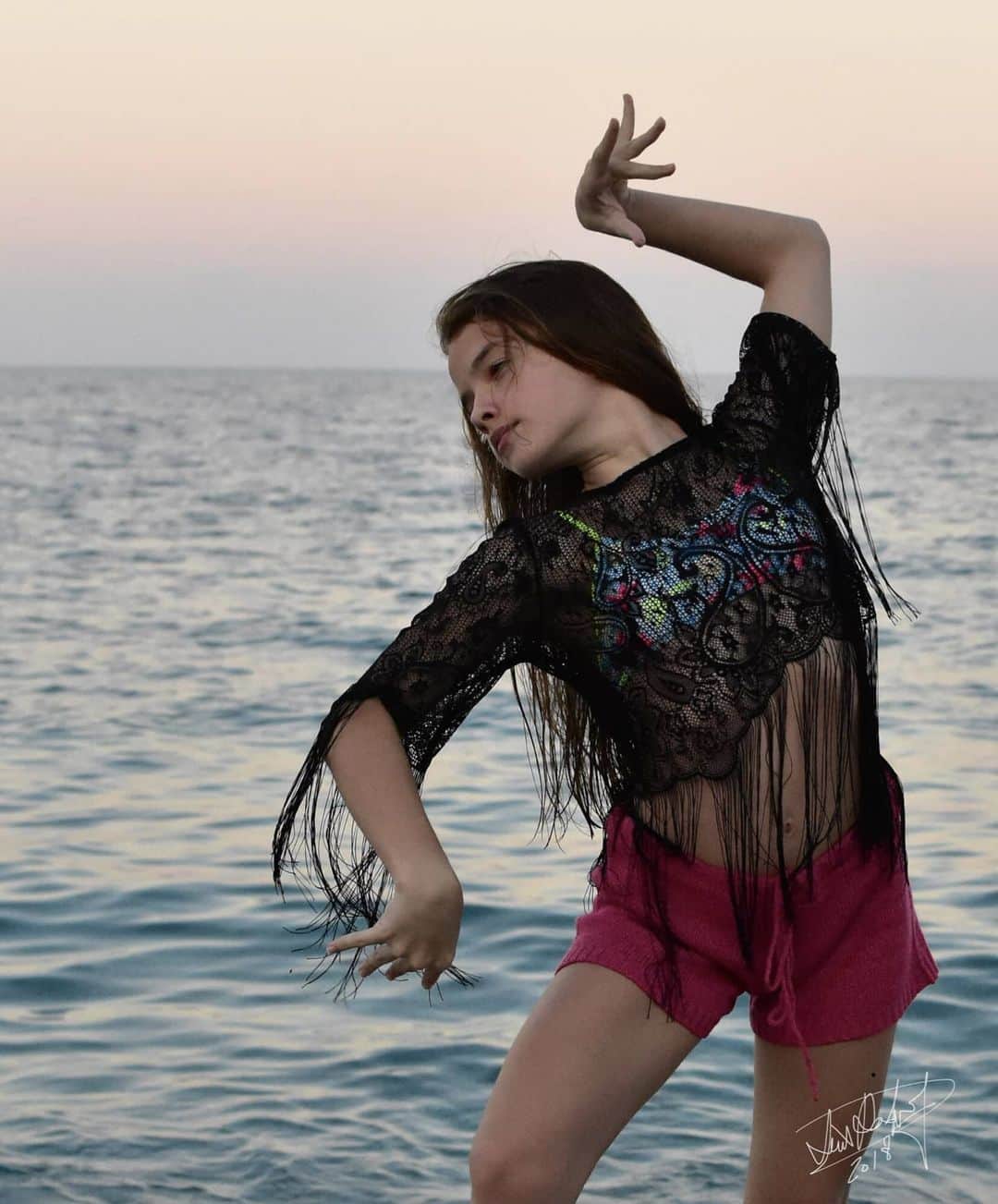 アイリーン・オルベラさんのインスタグラム写真 - (アイリーン・オルベラInstagram)「Atardecer 💕 🌅 💕 .... Sunset 💕 🌅 💕 . . . #pequeñabailaora #feliz #agradecida #momentosinolvidables #cajitamagica❤ #atardecer #tarde #magica #fotografía #flamenca #dancer #ireneolvera08 #flamenco #picoftheday #art #love #happy #sunset #magic #afternoon #flamingo」10月9日 2時46分 - ireneolvera08