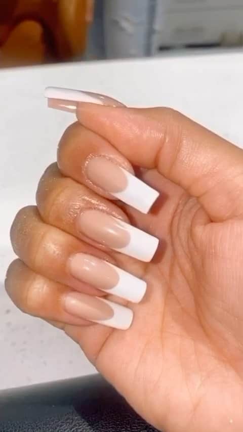 リアン Vのインスタグラム：「It’s the Classic French for me 💅🏻✨」