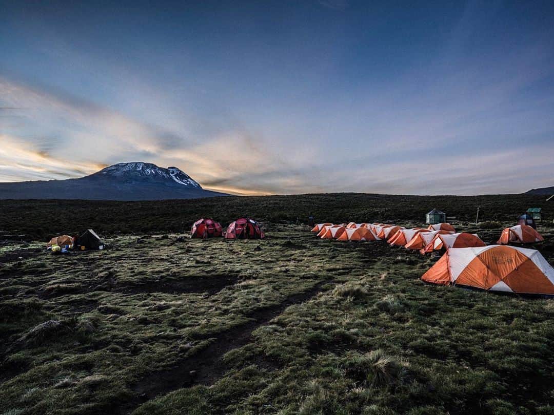 CarolineWozniackiさんのインスタグラム写真 - (CarolineWozniackiInstagram)「Welcome to Kilimanjaro Cribs😁😜 swipe for a “Caro cribs” video of our camp. Sound on😊 At this point our camp is 4600 meters (Aprox 15,000 ft) above sea level!! To put that in perspective Aspen is 7,900 feet above sea level! It’s hard to breath and at night the temperatures are dropping to well below freezing, but our spirits are high and we are excited for the next days to come!」10月9日 2時48分 - carowozniacki