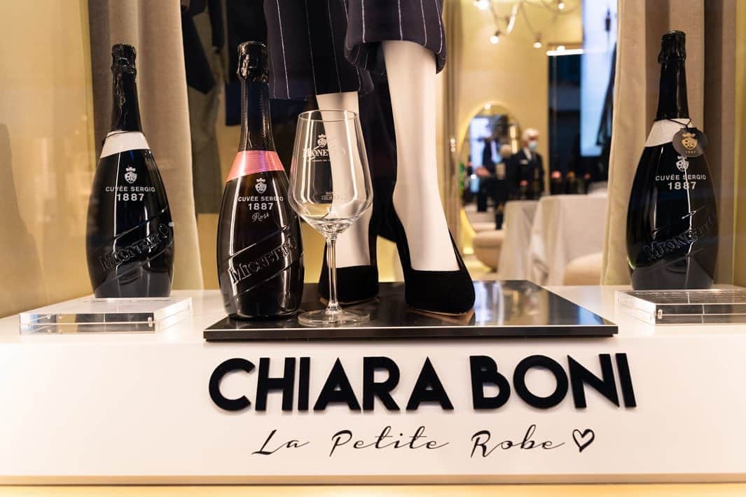 Mionetto Proseccoのインスタグラム：「Milano by night, i favolosi abiti di @_chiara_boni_  e le pregiate bollicine Mionetto! Vi aspettiamo per una serata all'insegna dell'eccellenza Made in Italy 🍾👗🇮🇹 #lavendemmiadimontenapoleone #lavendemmia2020 #mionettoprosecco #designdelgusto #ChiaraBoni #LaPetiteRobe Bevi Mionetto responsabilmente」