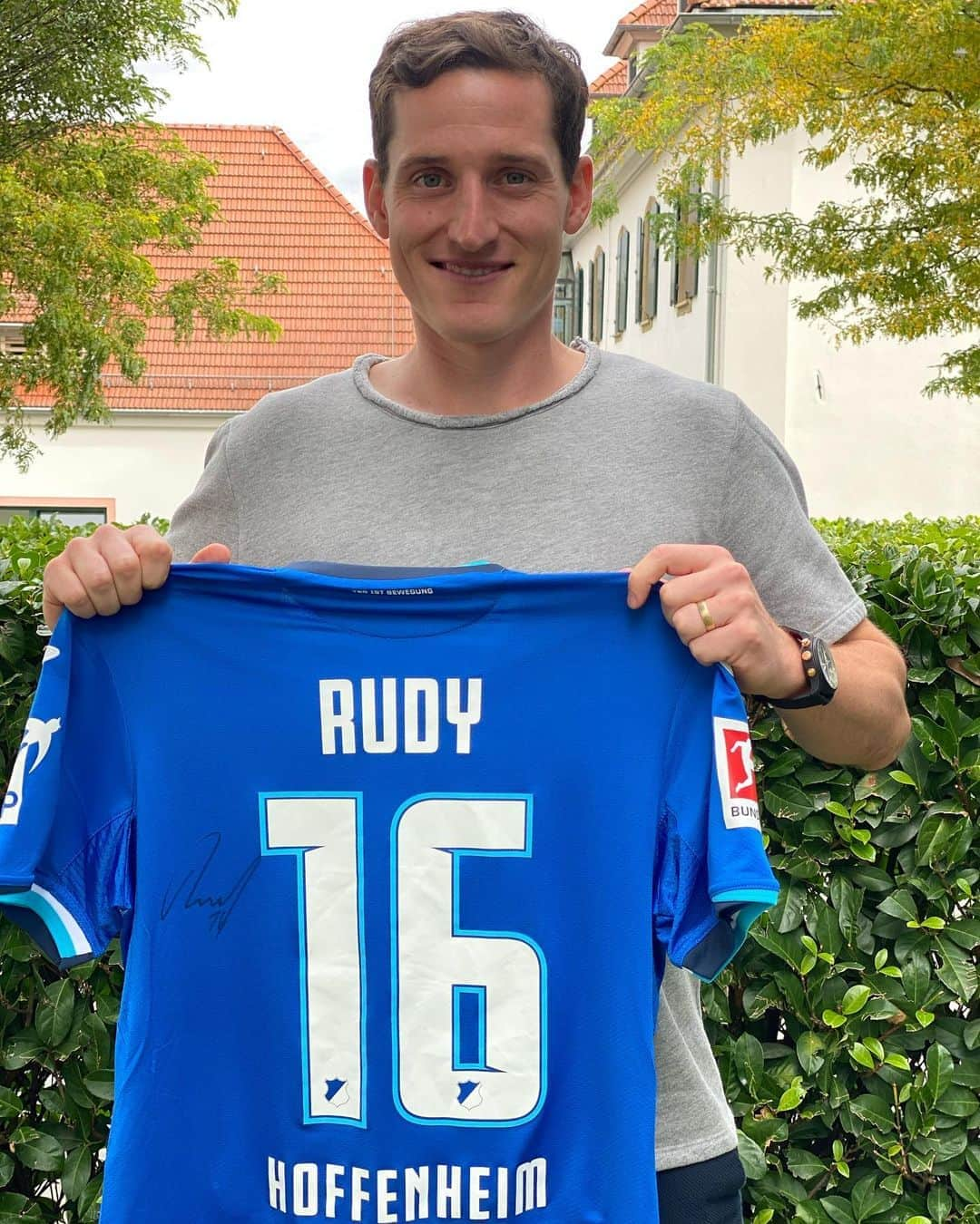 TSG1899ホッフェンハイムさんのインスタグラム写真 - (TSG1899ホッフェンハイムInstagram)「Ihr wollt dieses Trikot haben? Kein Problem! Einfach mit #RudyReturns kommentieren und schon seid Ihr im Lostopf ⬇️ #tsg #rudy」10月9日 2時58分 - tsghoffenheim