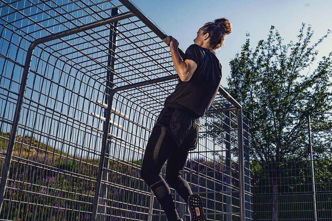 Lina Magullのインスタグラム：「Darf ich vorstellen. Meine Lieblingsübung. Klimmzüge. Warum. Weil ich’s kann. Wenigstens das. #krafttanken #workhard #lauchinho #zuminigstens」