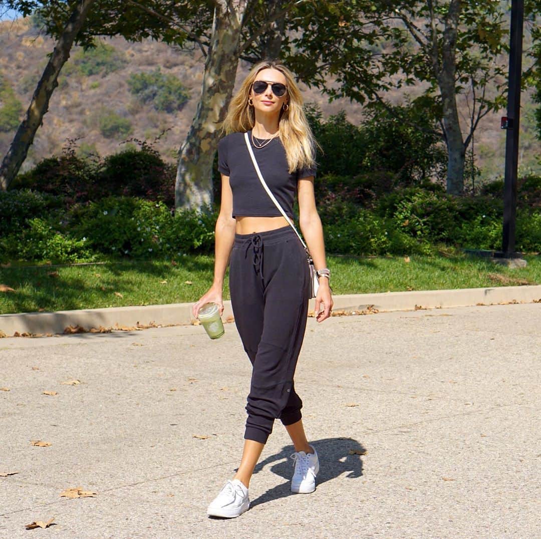 Ludi Delfinoのインスタグラム：「Morning stroll 🌿🍂🍵 @aloyoga」