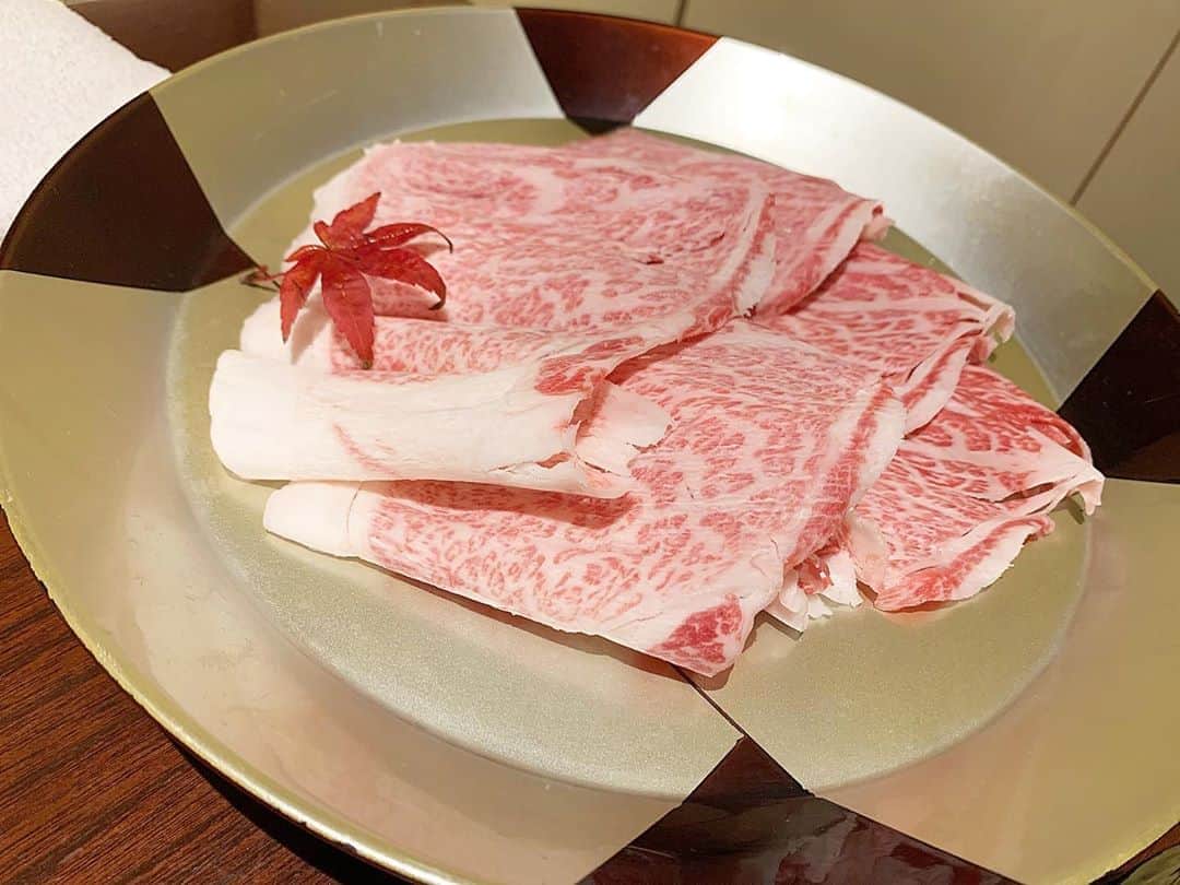 のインスタグラム：「. しゃぶしゃぶ中毒₍ᐢ. ̫ .ᐢ₎ 安定に美味しかった🥺❣️しあわせ . . . . . #東京ディナー#しゃぶしゃぶ#近江牛#フォローミー#いいね返し#グルメ好きな人とつながりたい#followme#likeforfollow」