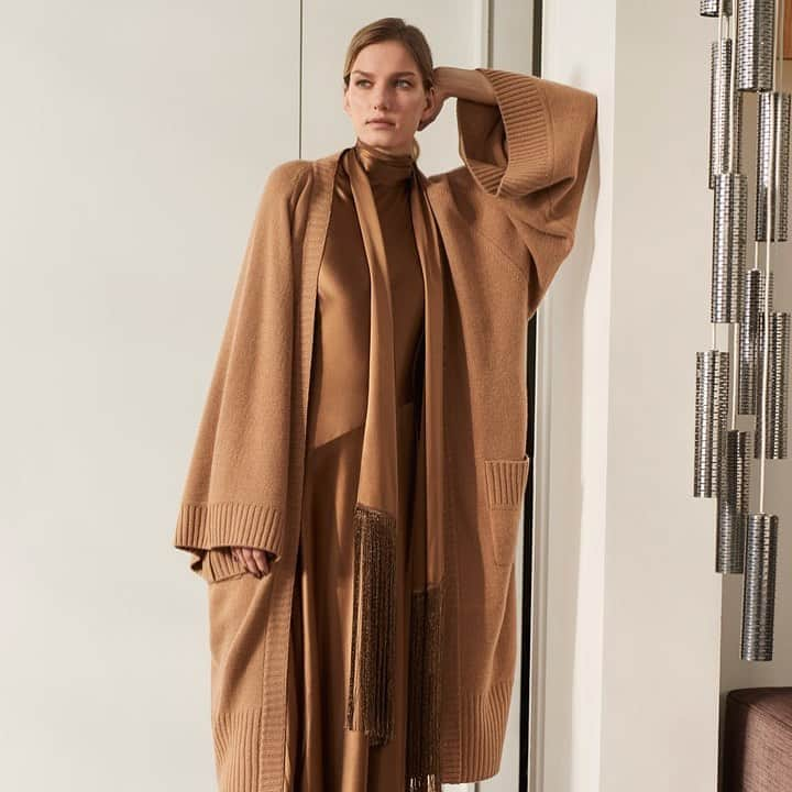 アマンダ ウェイクリーさんのインスタグラム写真 - (アマンダ ウェイクリーInstagram)「Cashmere & silk satin... an iconic Wakeley pairing   #cashmere #biascut #satindress #kimono #chunkyknit #camel #satin」10月9日 3時03分 - amandawakeley