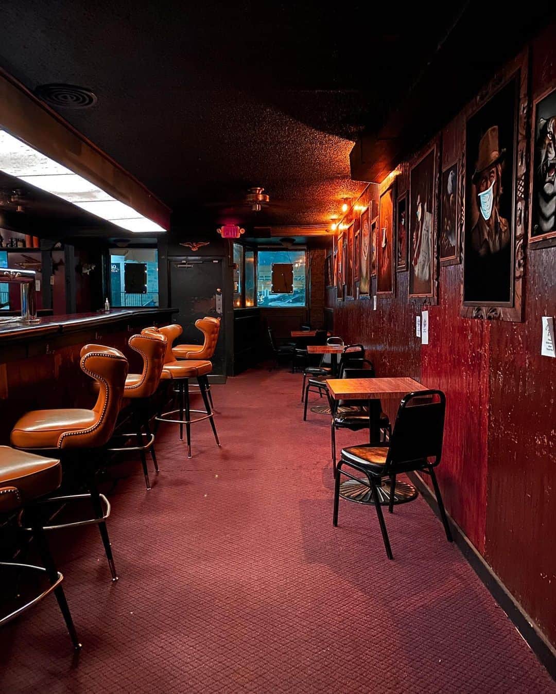 Robert Bingamanのインスタグラム：「It isn’t Mike Sinclair with a tripod at the Ox. It’s me with an iPhone at Lucky Boys.」