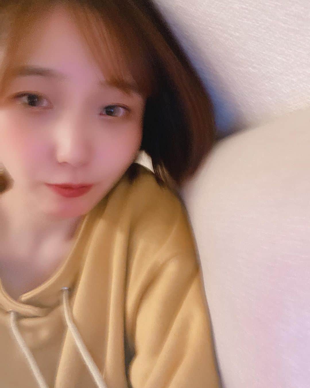 宮本侑芽のインスタグラム：「なーんかいろいろ没頭するのにハマってます。 #梨泰院クラス #作り置き #掃除 #アニメ見る #年末年始どう過ごすか　 とかとか。へへ。 イソかわいい。髪明るくしたくなる。 寒くてなかなか眠りにつけないです。うーむ。 花粉もきてるよね？なんかね？ くしゃみ止まらないんだけど、、、、  そんな困惑したブレブレの写真と共に。笑 おやすみなさい。  #宮本侑芽」