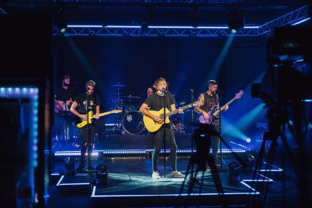 All Time Lowのインスタグラム：「TOMORROW! A REAL LIFE (kinda) CONCERT #BasementNoise shop.alltimelow.com」